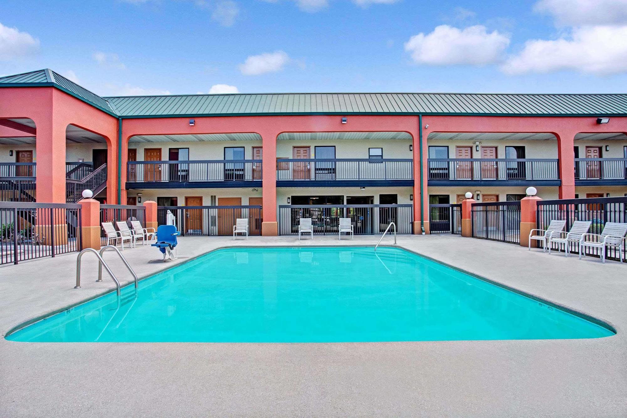 Super 8 By Wyndham Knoxville East Экстерьер фото